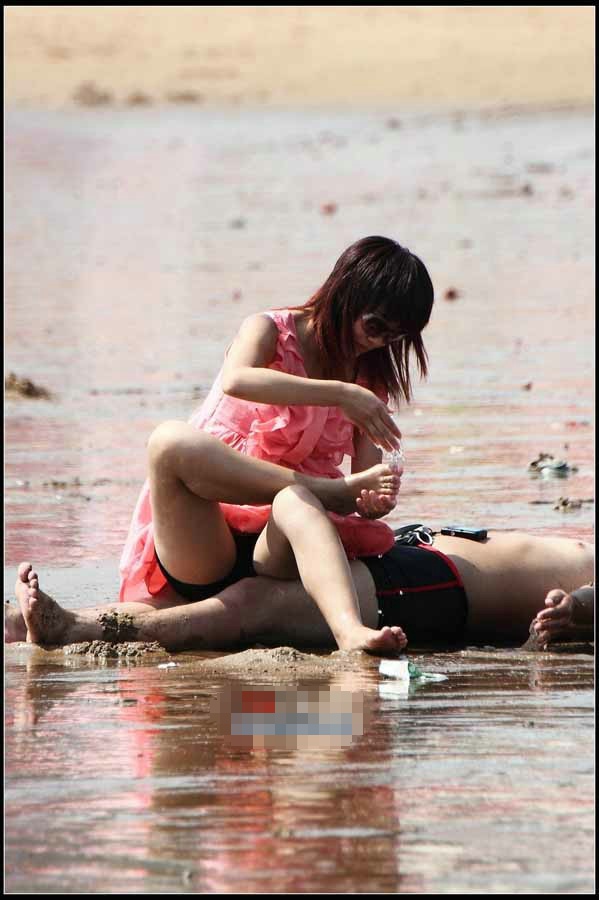 海边沙滩上那对开放的情侣不雅照（图）